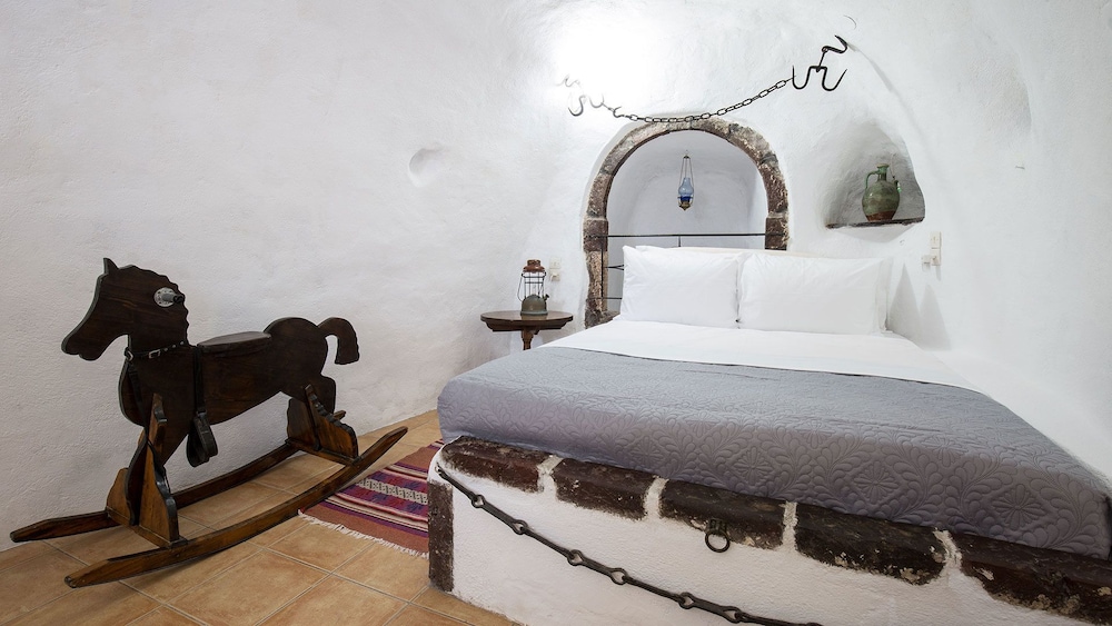 Mylopetres — Oia — photo 3