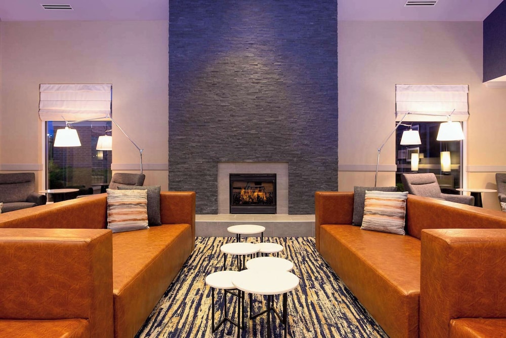 Hilton Garden Inn Milwaukee Northwest Conference Center - photo 3