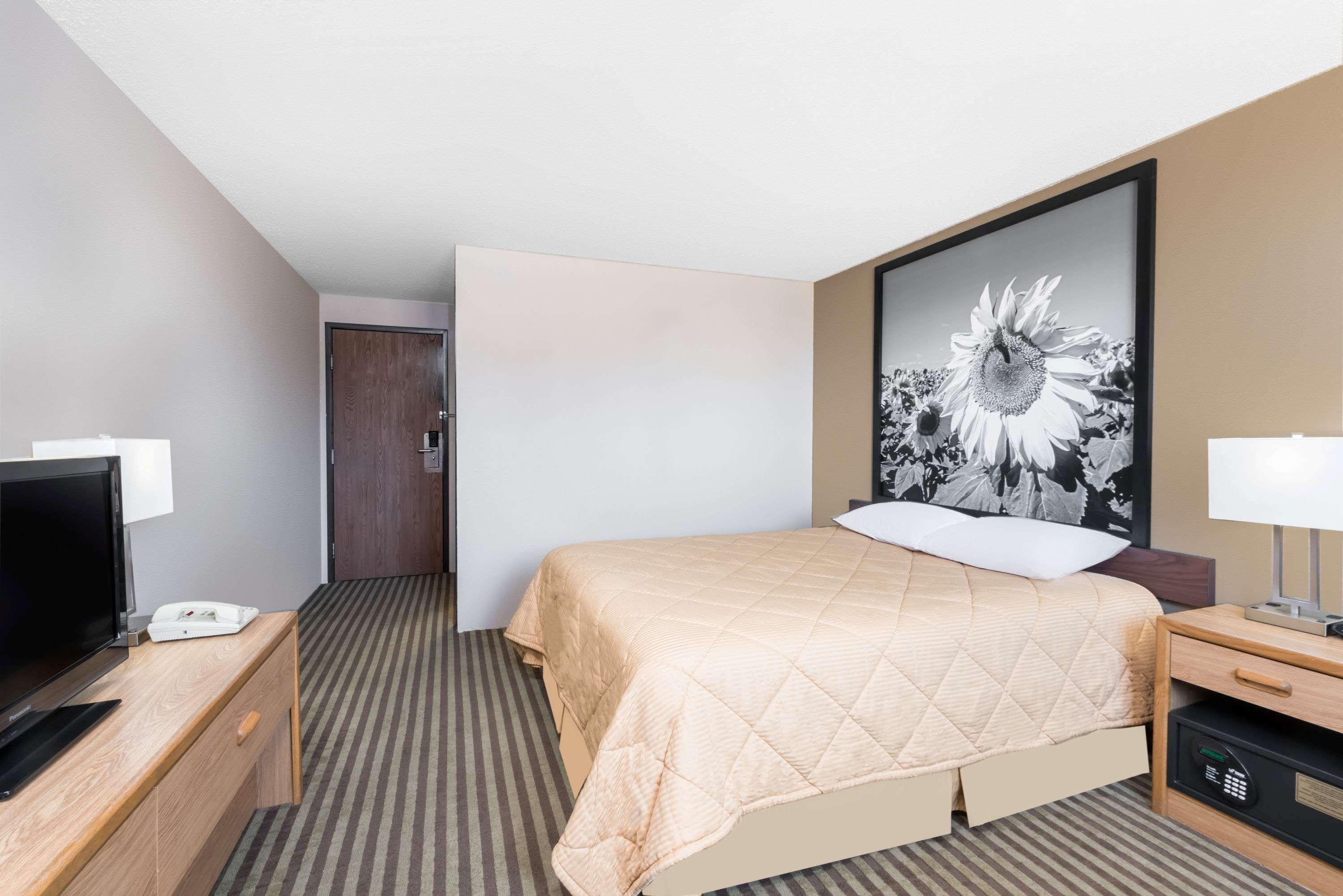 Super 8 by Wyndham Bowman - photo 2