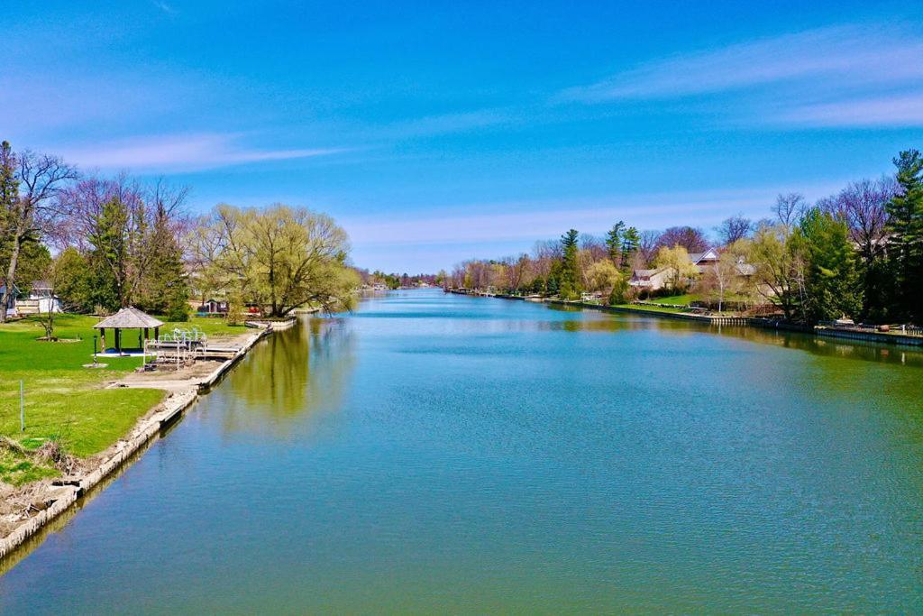 Charming riverside cottage walk to beach — Wasaga Beach — photo 3