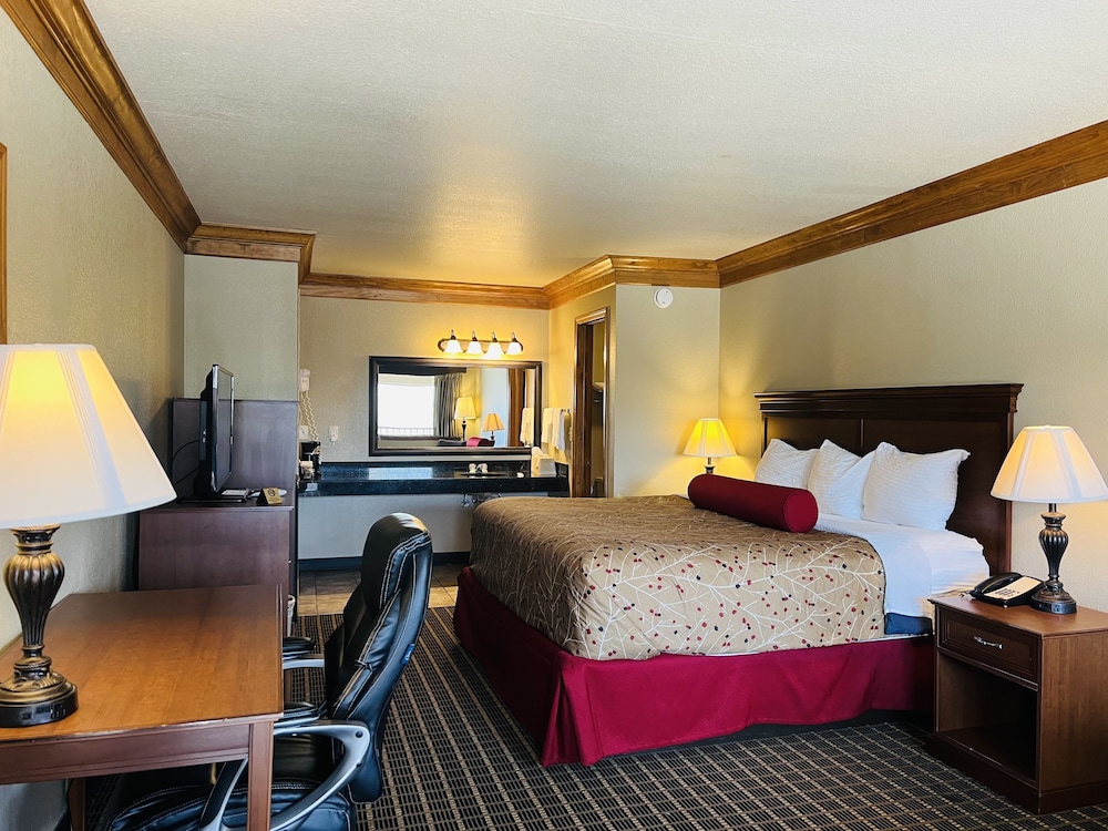 Cattle Country Lodge - photo 2