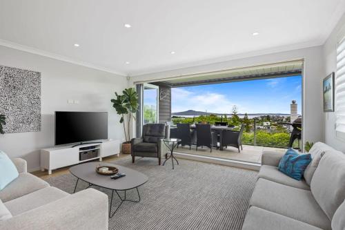 Ocean View Spacious 5BR Retreat for Families — 4-Star Luxury Hotel in Auckland, New Zealand