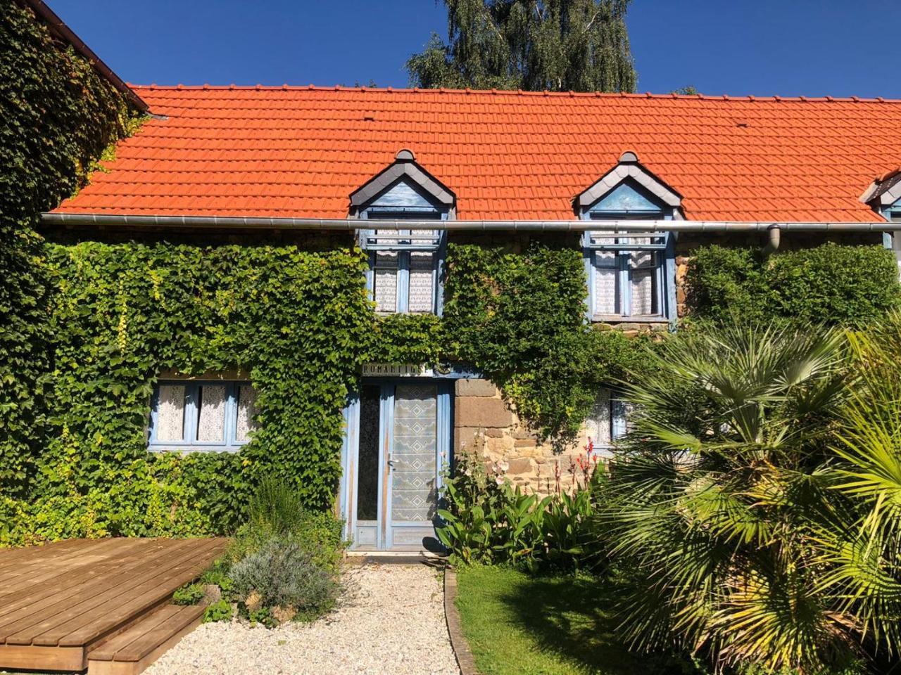 Gites de la Touche Aux Pourvoirs — hotel in Combourg