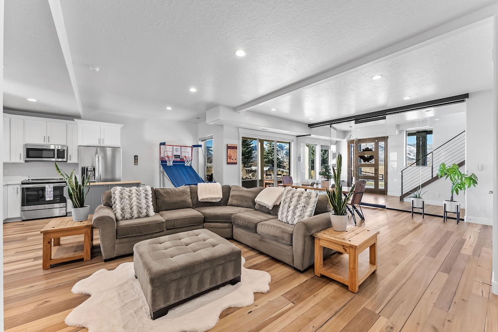 Gorgeous Lower Level of Stunning House Overlooking Swaner Nature Preserve — 4-Star Luxury Hotel in Bridgeport, United States