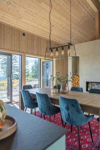 Unique new cabin by Hafjell & Skei with stunning view — 4-Star Luxury Hotel in Tretten, Norway
