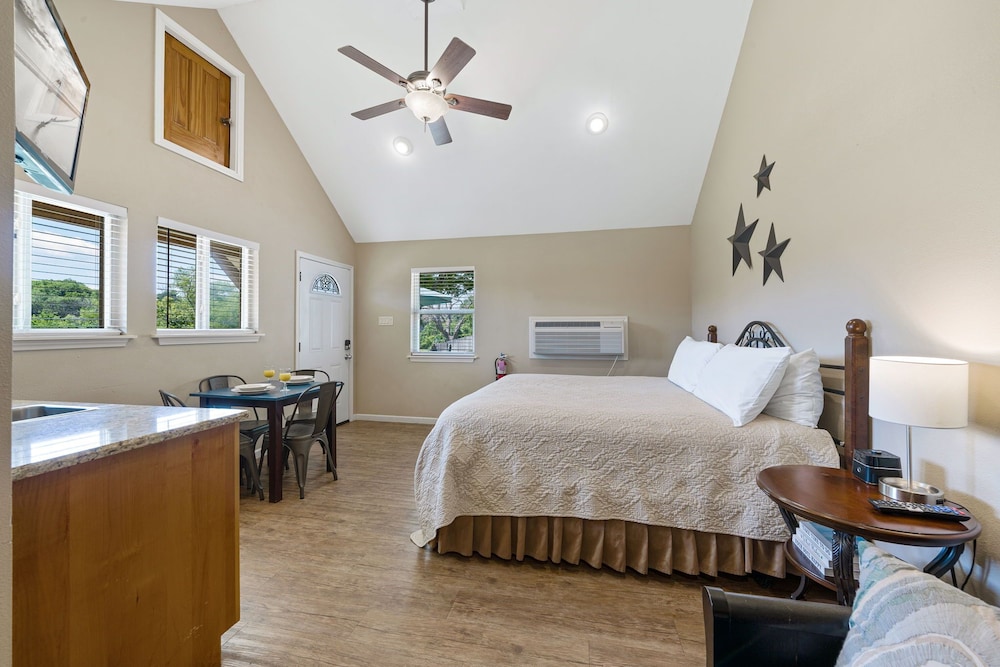 Blanco Riverside Cottages & RV - photo 17