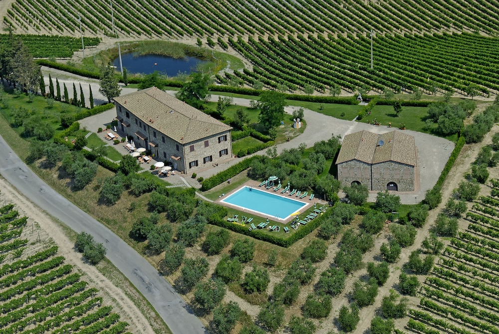Agriturismo Macinatico — 4-Star Luxury Hotel in San Gimignano, Italy