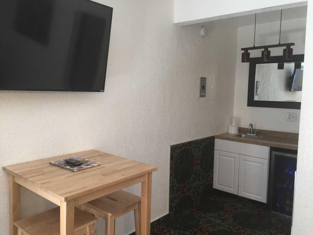 Tradewinds All Suite Hotel - photo 13
