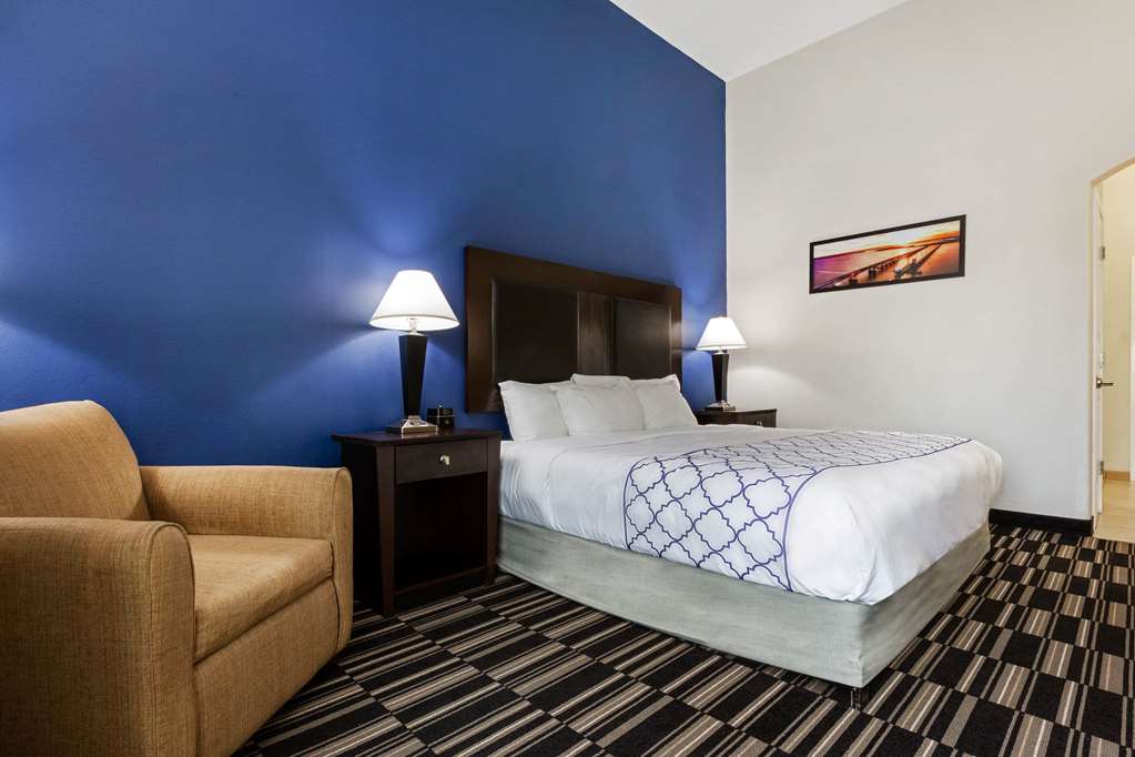 La Quinta Inn & Suites by Wyndham Alvin - photo 26