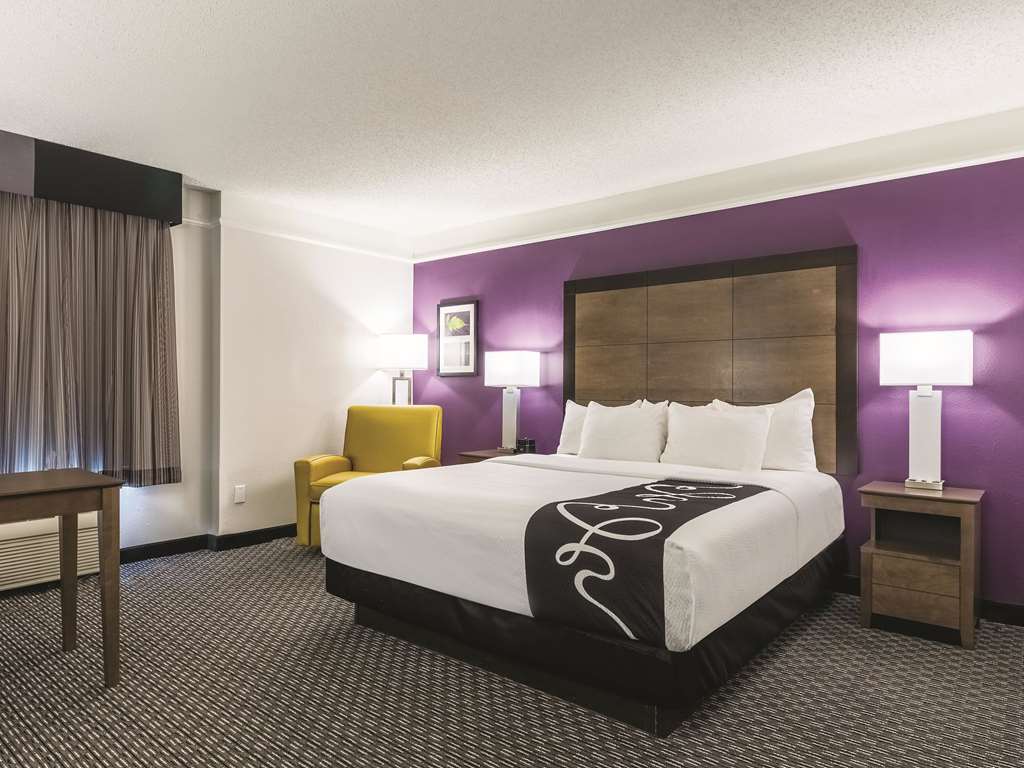 La Quinta Inn & Suites by Wyndham Alexandria Airport - photo 17