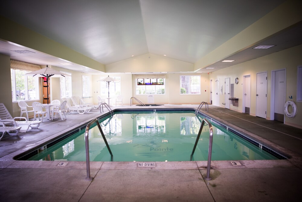 Bay Pointe Inn - photo 32