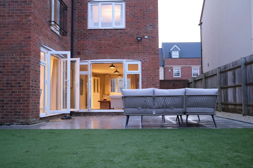Luxury 6 Bedroom House 5 minutes from Bicester Village Shopping Outlet Perfect for Business and Family Stays Private Parking for 4 Cars — 4-Star Luxury Hotel in Bicester, United Kingdom