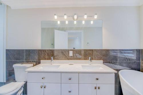 Luxury house 25 minutes to Toronto Downtown — 4-Star Luxury Hotel in Toronto, Canada