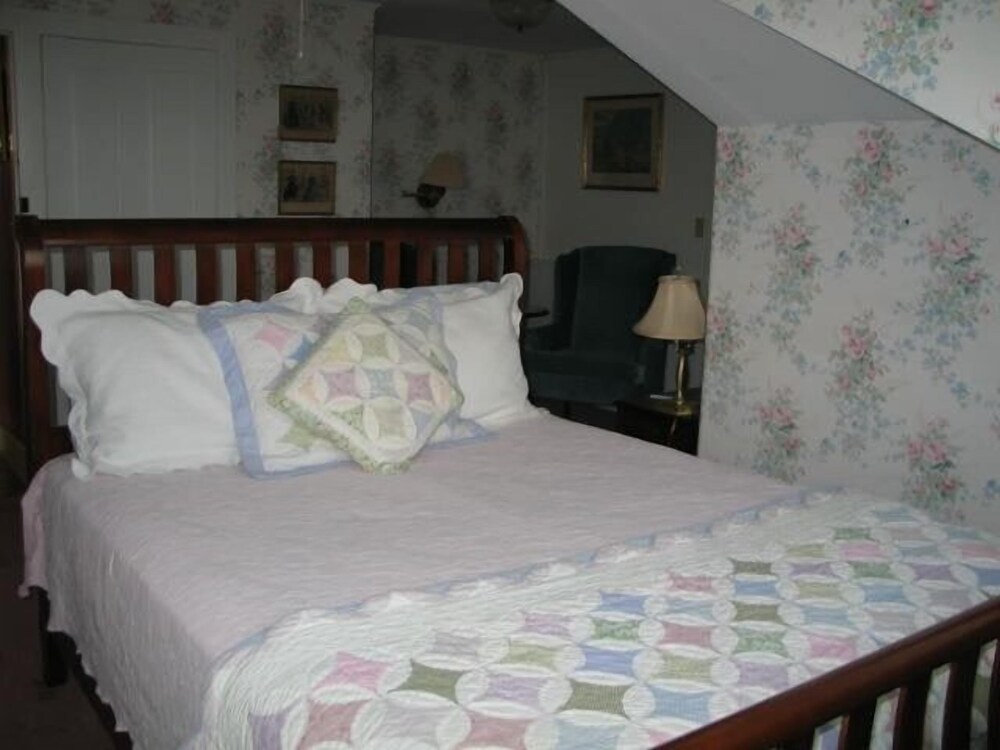The Linden Tree Inn - photo 9