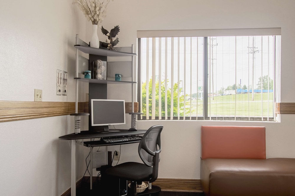 Red Roof Inn Greencastle South Cloverdale - photo 33