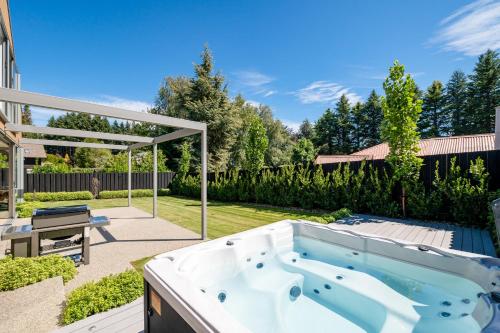 Eely On Point by Sotheby's Luxury Rental Homes — 4-Star Luxury Hotel in Wanaka, New Zealand