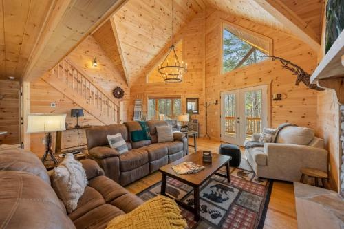 Bucks Bear Lodge Fireplaces Wooded Views — 4-Star Luxury Hotel in Ellijay, United States