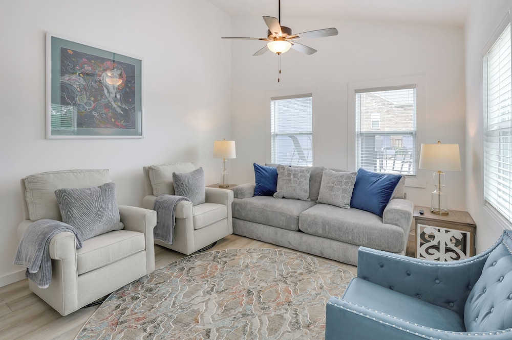 Group Getaway: Lakefront Retreat in Fayetteville in Fayetteville, United States