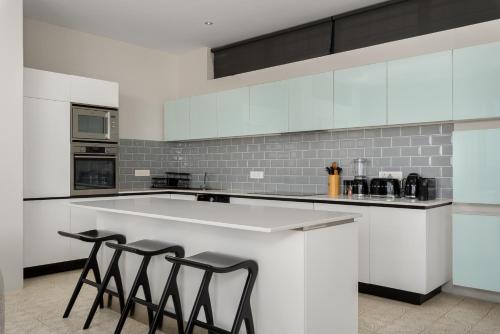 Designer 2 Bed Villa Ocean Views & Pool