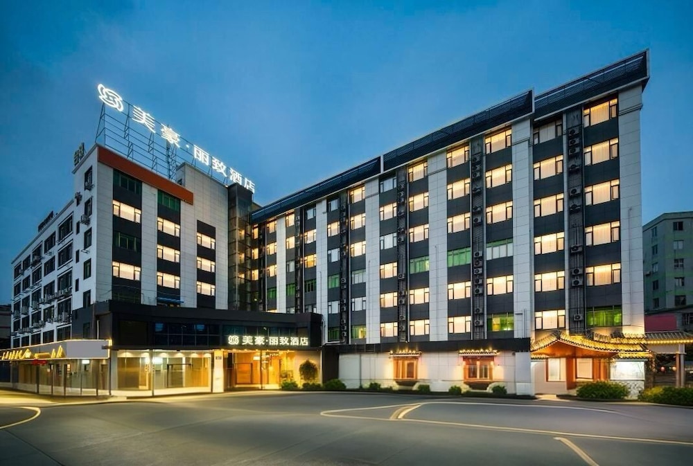 Mehood Lestie International Hotel Panyu Wanbo Yuangang Metro Station Branch Free Shuttle Bus to Canton Fair Complex During Canton Fair Period — 4-Star Luxury Hotel in Guangzhou, People's Republic of China