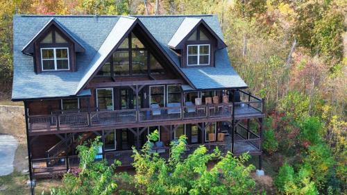Modern Cabin 3 King Suites Hot Tub Bunk Room Incredible Views Game Room Theatre Great for Families and Friend Groups Alike Unmatched Location 10 Mins to Parkway and Gatlinburg 24 Hr Hospitality Seasonal Fireplace Dog Friendly — 4-Star Luxury Hotel in Gatlinburg, United States
