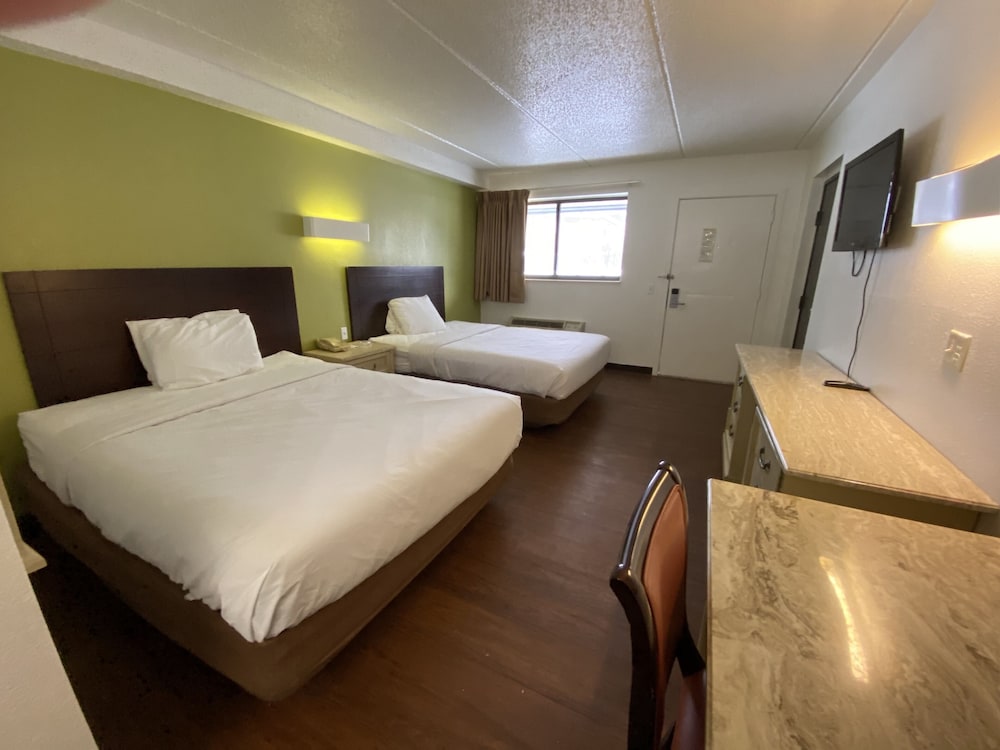 SkyLight Inn Cleveland Willoughby - photo 8