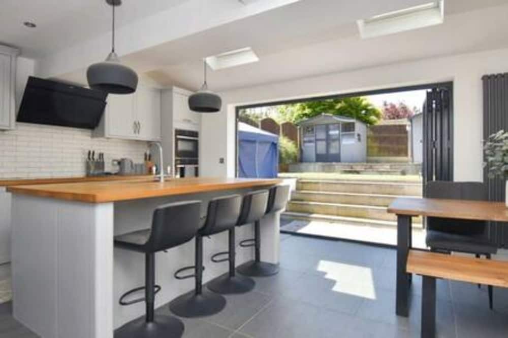 Cuckmere Family Retreat with Garden And Parking in Derby, United Kingdom