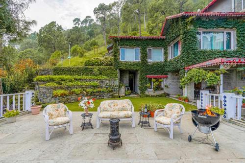 StayVista at Destine Villa with Complimentary Breakfast — 4-Star Luxury Hotel in Kasauli, India