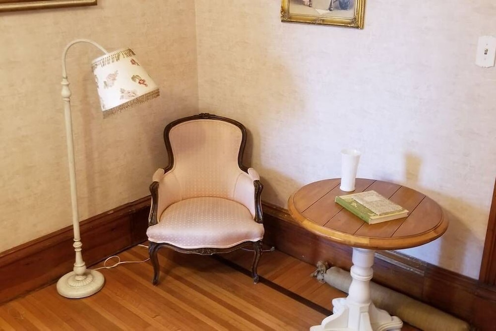 Historic Victorian Inn - photo 13