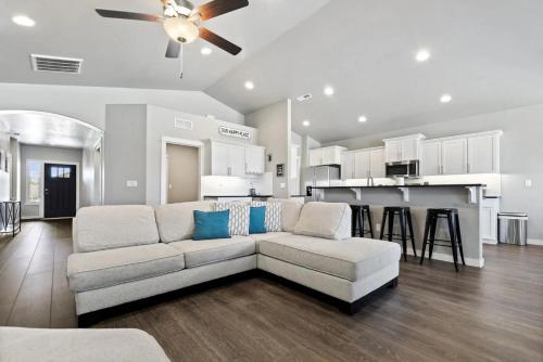 Spring Events Stay Modern Home Near Dining — 4-Star Luxury Hotel in Nampa, United States