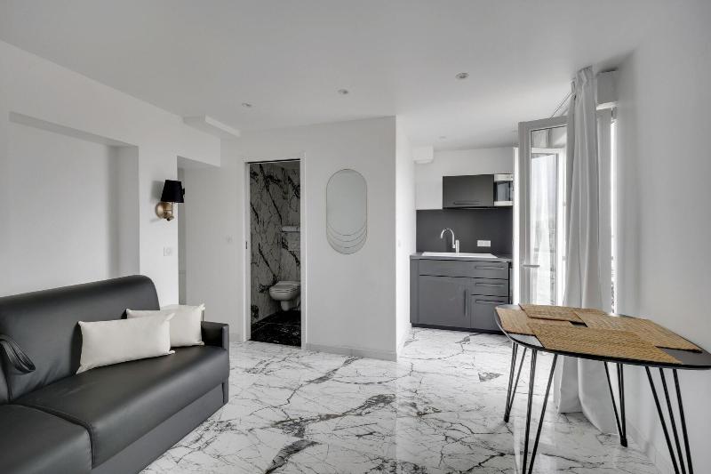 Le Bellevue — 4-Star Luxury Hotel in Paris, France