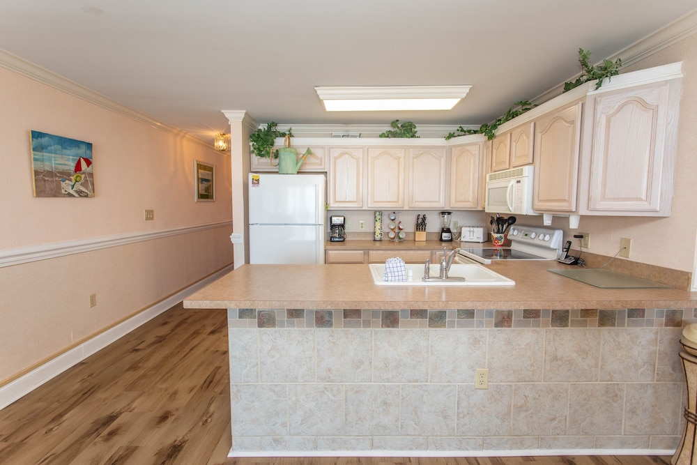 Royal Garden Resort 401 3 Bedroom Condo by Redawning - photo 14