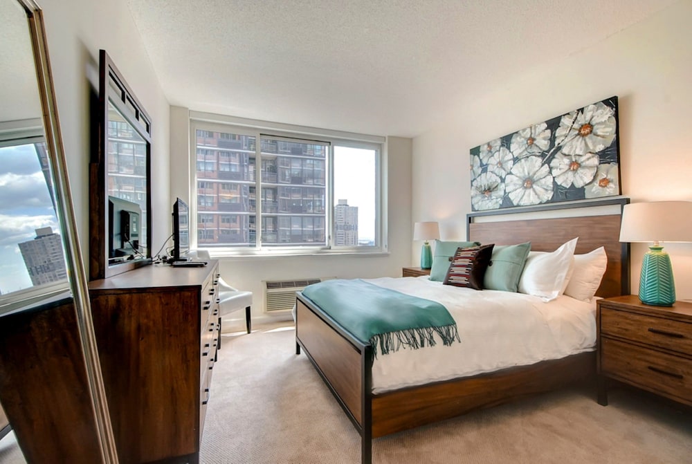Global Luxury Suites at Newport - photo 8