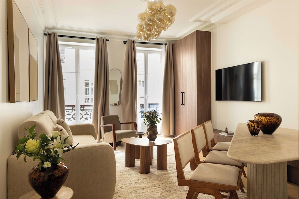 Elegant Apartment 2br 6P Gare Saint Lazare — 4-Star Luxury Hotel in Paris, France
