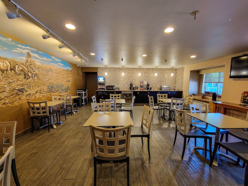 Monument Inn & Suites - photo 32