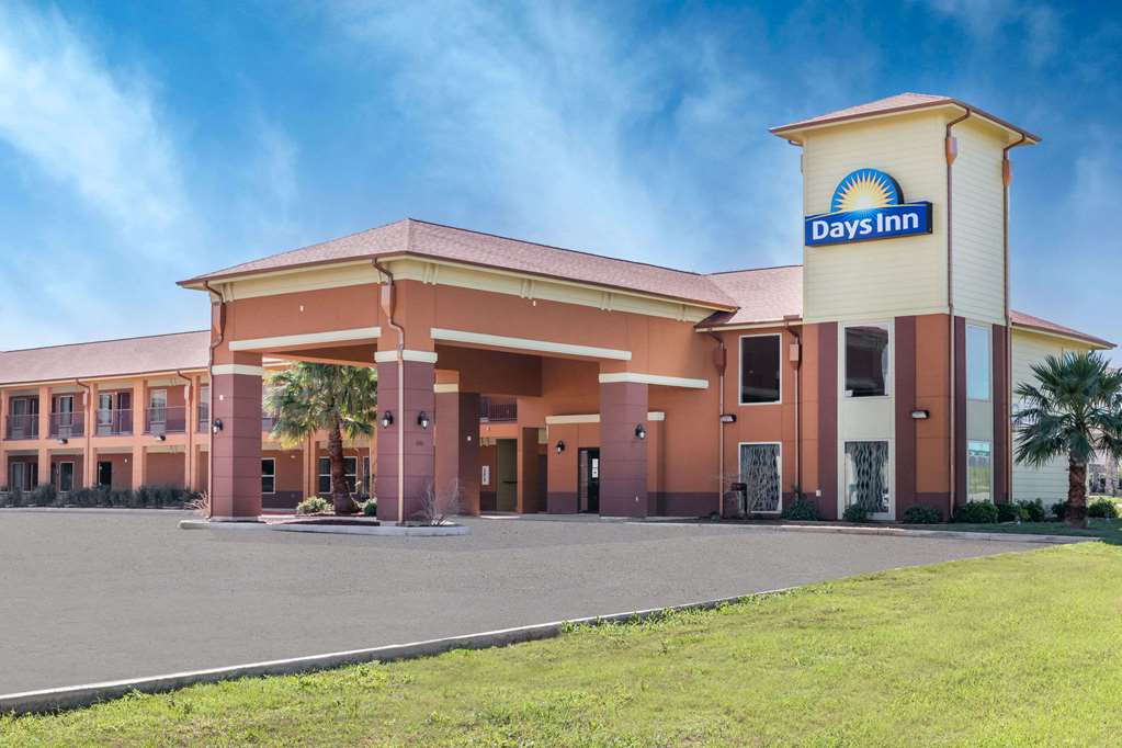 Days Inn by Wyndham Dilley - featured photo