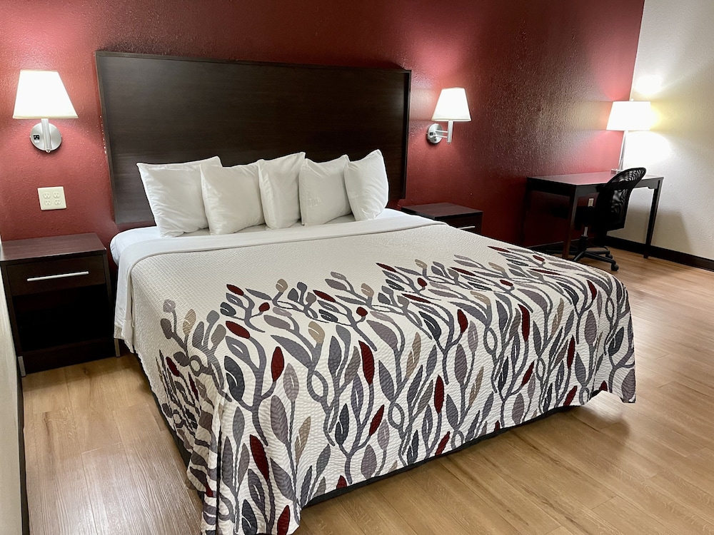 Red Roof Inn Sandusky Milan - photo 4