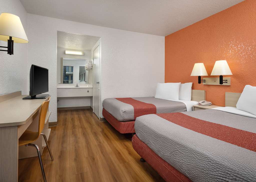 Motel 6 Buena Park CA Knotts Berry Farm Disneyland - photo 6
