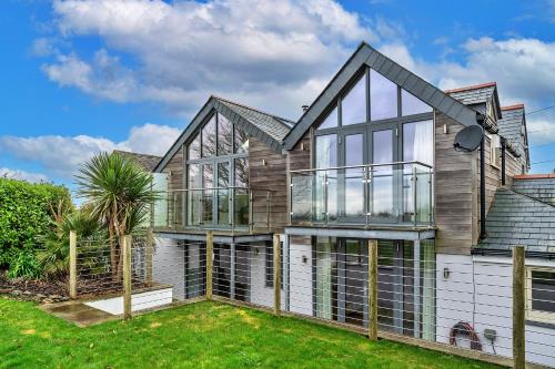 Finest Retreats Dingles Cottage — 4-Star Luxury Hotel in Falmouth, United Kingdom