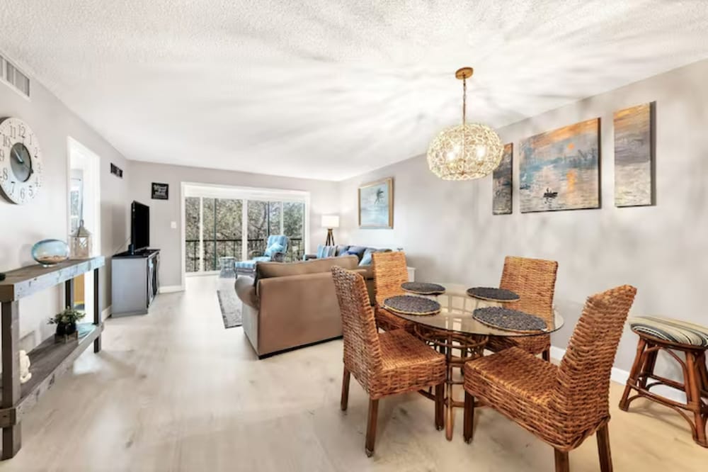 2 bed 2 bath centrally located on Siesta Key — 4-Star Luxury Hotel in Sarasota, United States