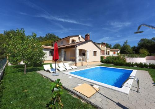 Family friendly house with a swimming pool Mofardini Central Istria Sredisnja Istra 20586 — 4-Star Luxury Hotel in Tinjan, Croatia