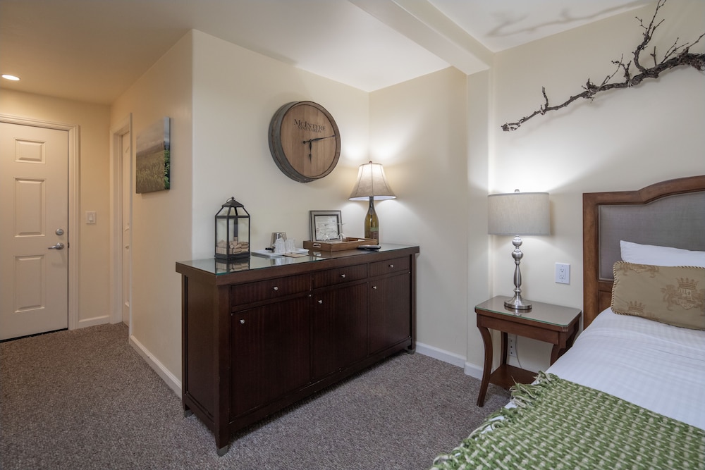Vendange Carmel Inn & Suites - photo 5