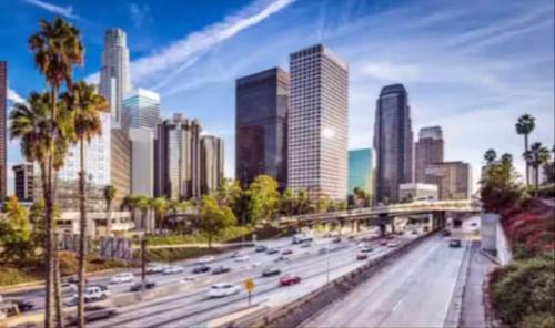 Charming 2BR Condo with Onsite Parking Included — 4-Star Luxury Hotel in Los Angeles, United States