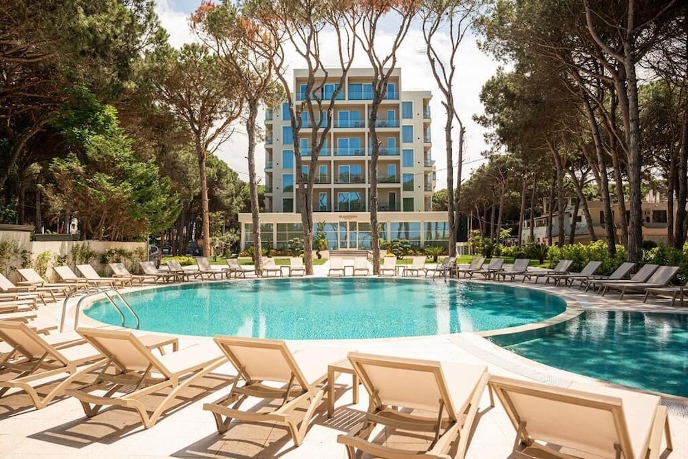 Hotel Skanderbeg in Golem, Albania