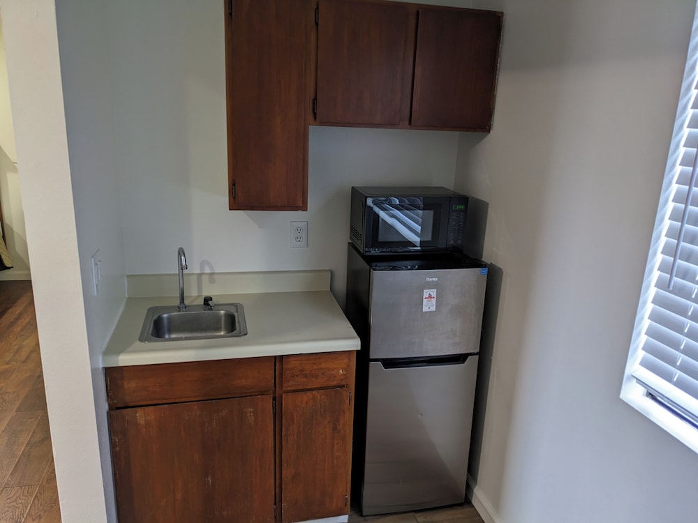 K&E Motor Inn - photo 8