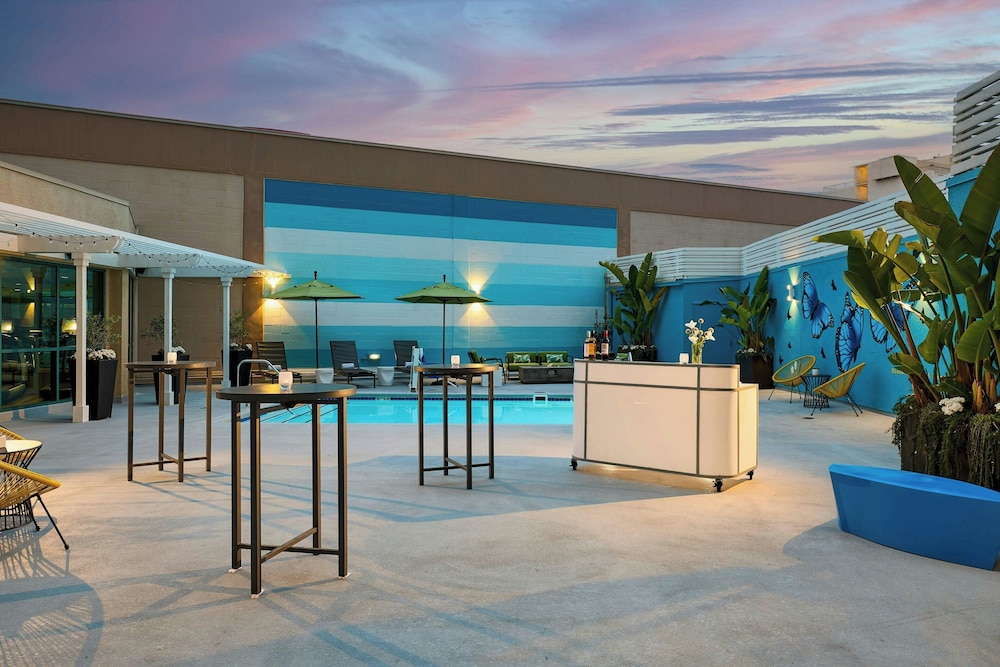 Renaissance Los Angeles Airport Hotel - photo 2