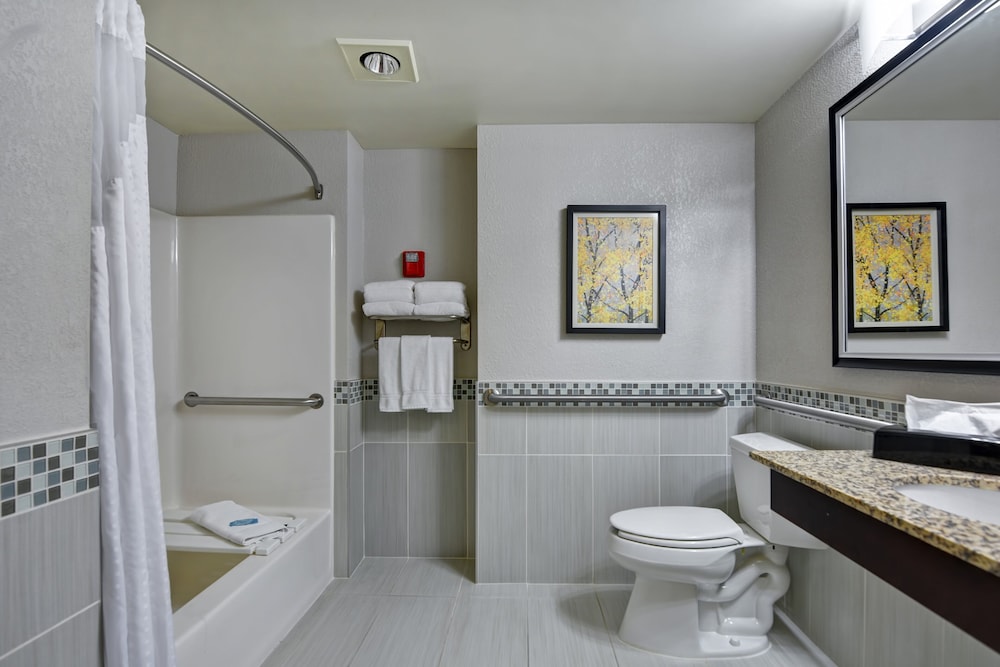 Holiday Inn Express & Suites New Berlin by IHG - photo 22