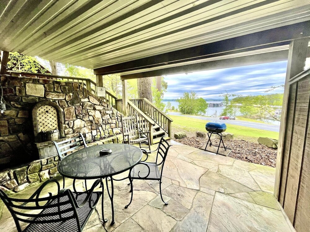 SU15 Spacious studio with full kitchen dining table and rock patio overlooking Lake Ouachita. by RedAwning — hotel in Mount Ida