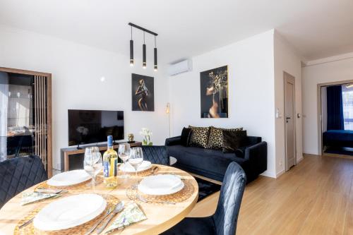Apartament Ustka Holiday Black Alice z balkonem i klimatyzacją — 4-Star Luxury Hotel in Ustka, Poland