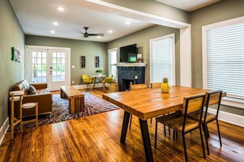 C'est La Vie make memories at our cozy bungalow — 4-Star Luxury Hotel in St. Petersburg, United States